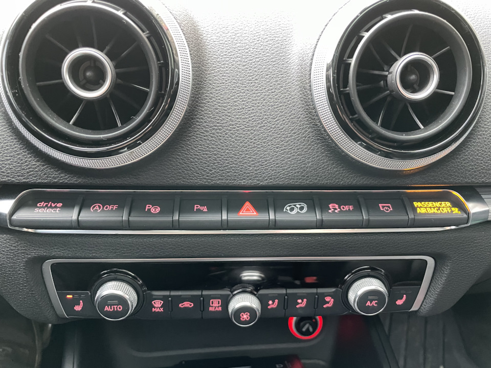 и нужно поставить диод чтобы подсвечивалась в тёмное время суток — Audi A3 Sedan (8V)