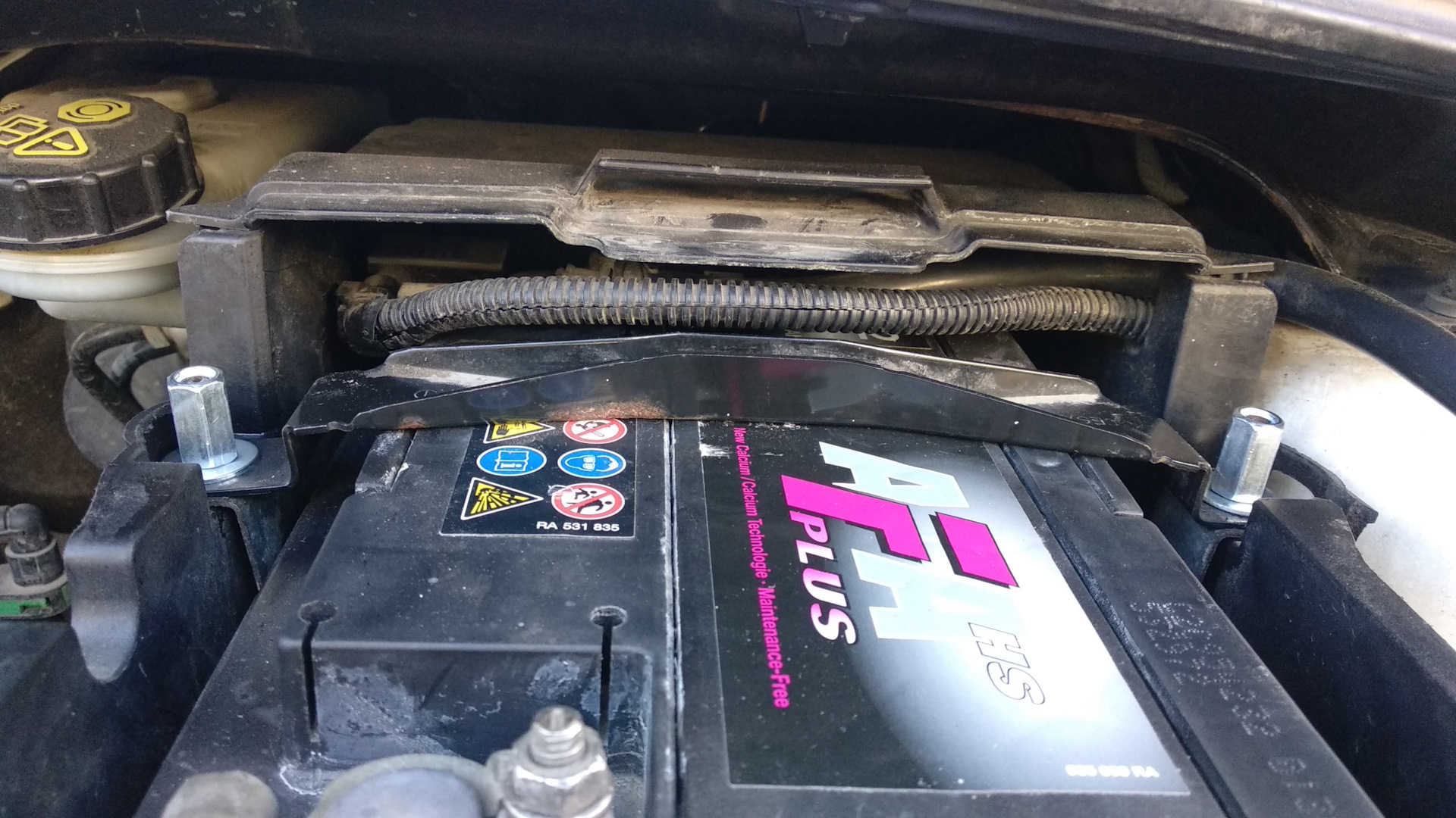 Замена родных гаек крепления АКБ на соединительные гайки — Ford Focus ...