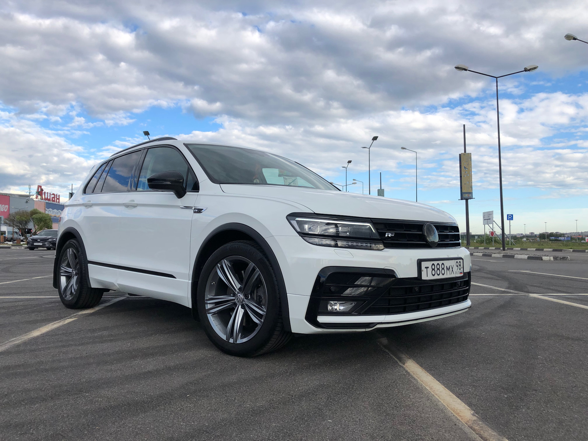 2018 р. Volkswagen Tiguan 2018 диски. Tiguan Sportline r22. Антихром VW Tiguan 2018. Tiguan r-line 220 л.с.