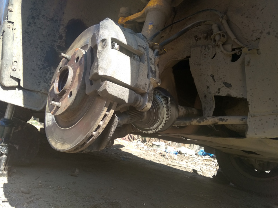 Замена наружного ШРУС — Lada Приора седан, 1,6 л, 2008 года | своими ...