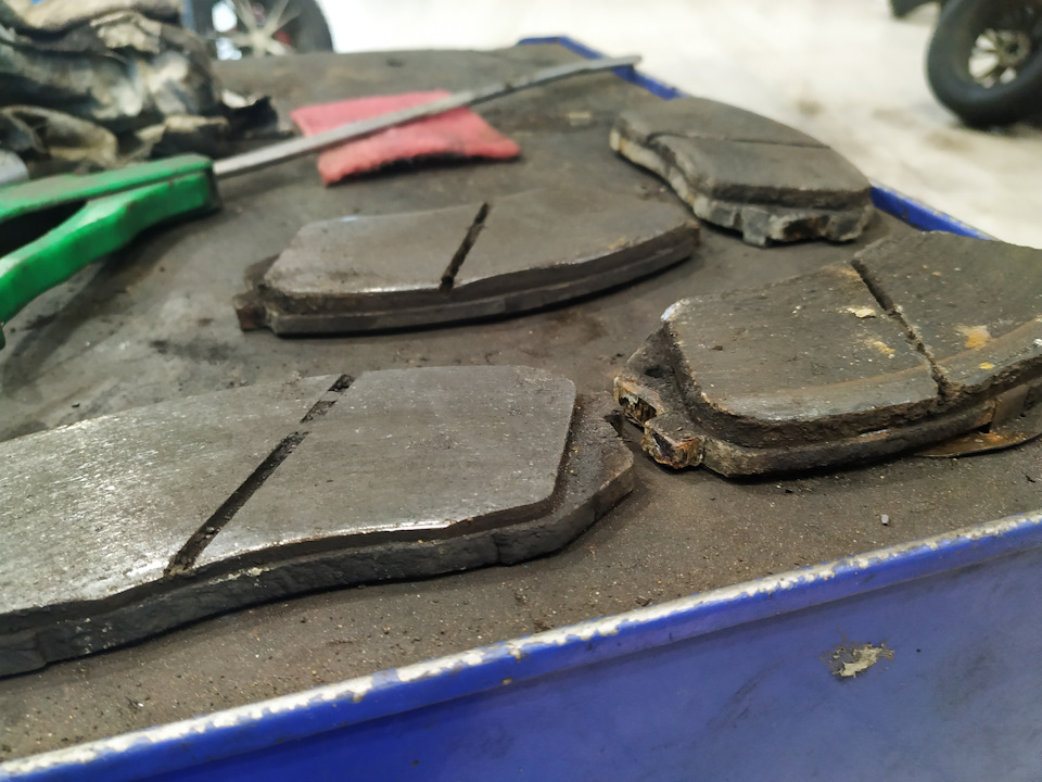 Подклинивал направляющий суппорта. Замена колодок, жидкости в тормозах ...