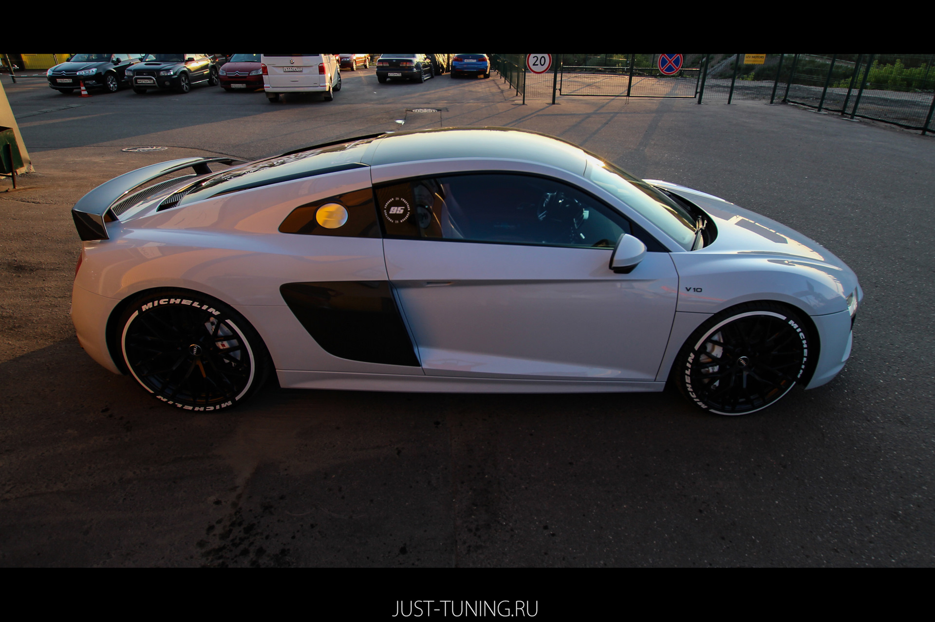 Just tune. Just Tuning. Audi r8 Москва в плёнке с рисунком на шинах фото. Audi r8 Москва рисунок на шинах фото.