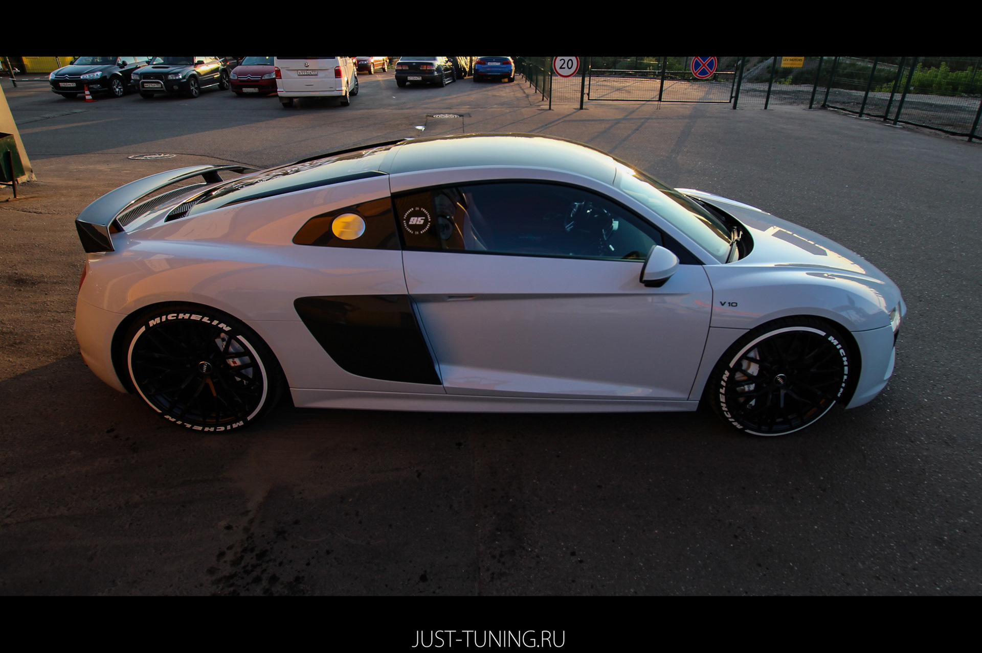 Just tuning. Audi r8 Москва в плёнке с рисунком на шинах фото. Audi r8 Москва рисунок на шинах фото.