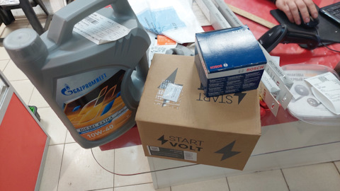 Масло для четырёхтактного бензогенератора. Как поменять масло в генераторе. Замена масла в генераторе. Масло для бензогенератора хонда. Масло для бензогенератора.