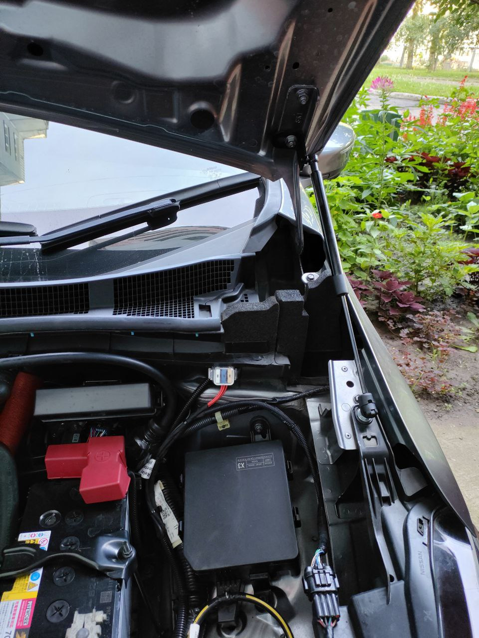 Установка газлифтов капота — Nissan Leaf (2G), 2018 года | аксессуары ...