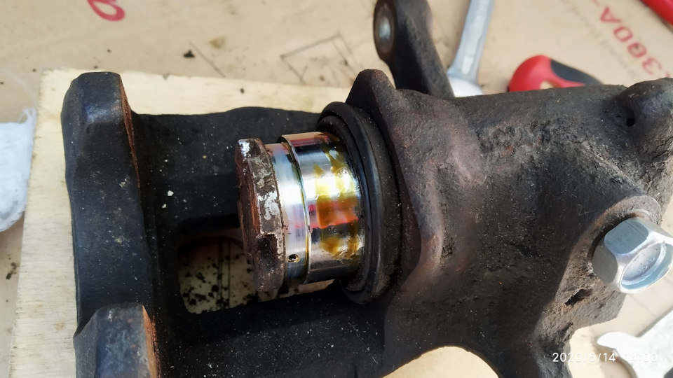 Поршень в нормальном состоянии, я его не буду менять, промою, переберу, смажу. Ниже тот же поршень, но очищенный — SsangYong Kyron