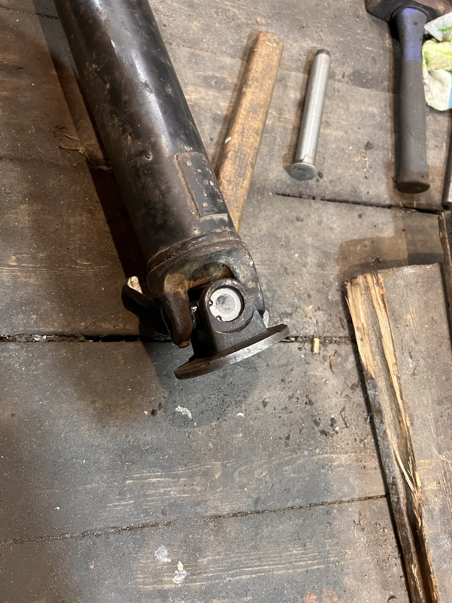 Вал канал мемы. Сломанный кардан. Крутите кардан. Скрученный карданный вал. Карданный шарнир 80 000 nm «elbe».