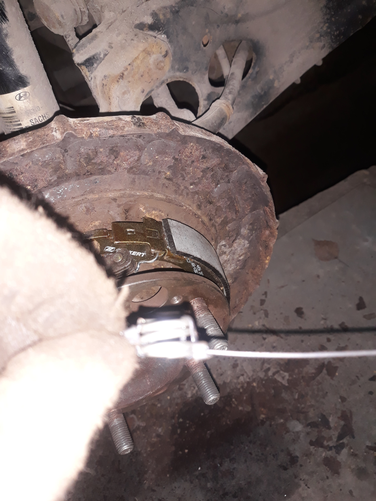 Замена колодок ручника — KIA Ceed (1G), 1,6 л, 2008 года | своими ...