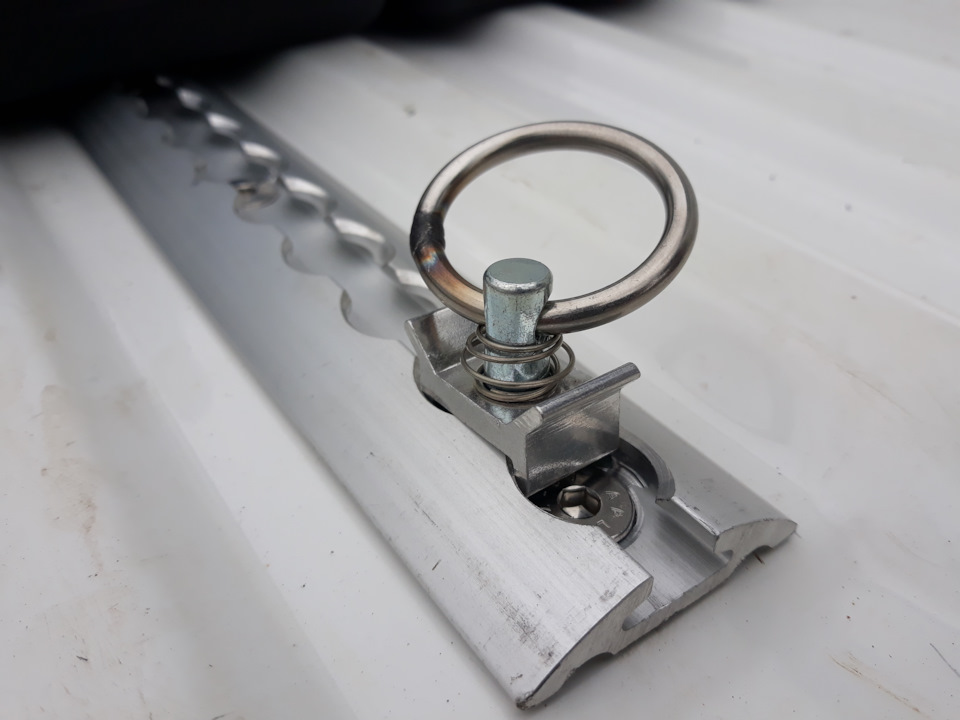 Крепление груза в кузове Toyota Hilux — Toyota Hilux (8G), 2,4 л, 2020 ...