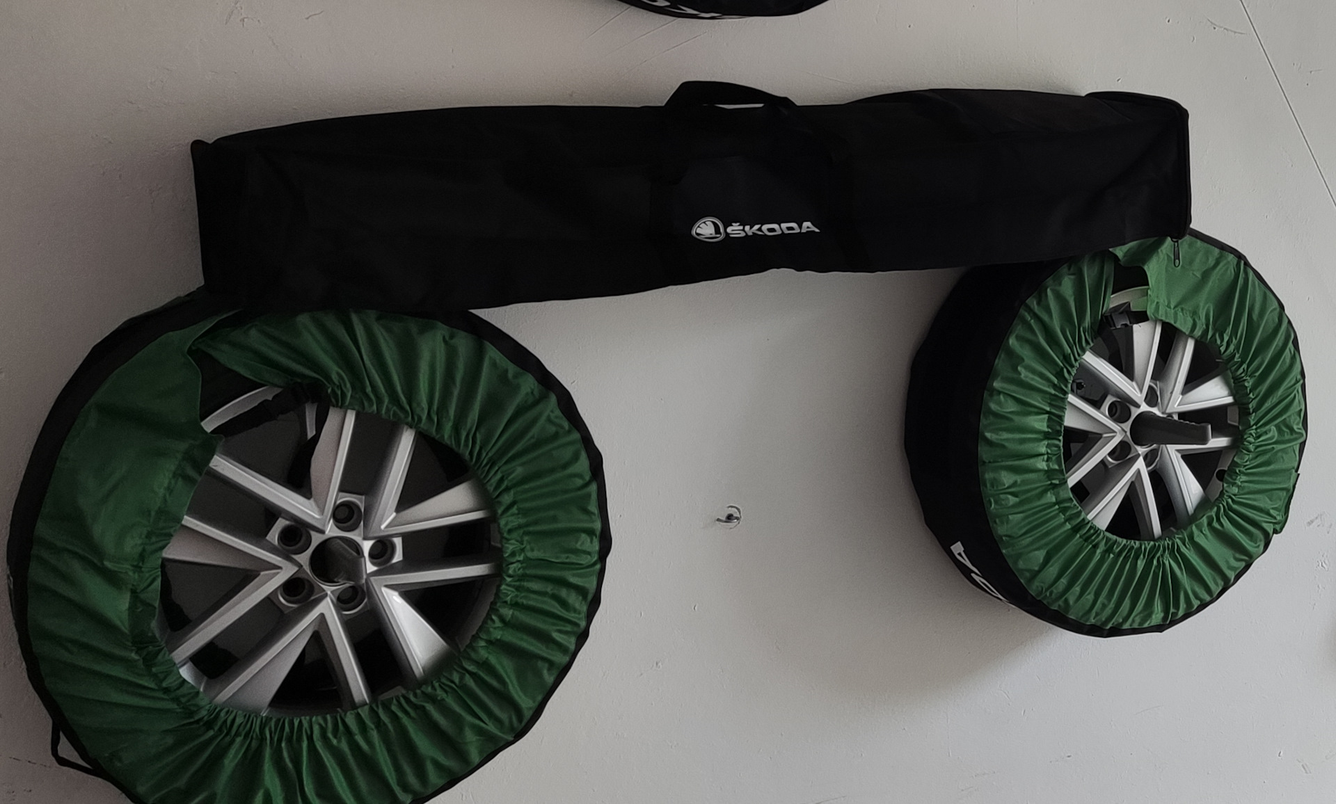 Оригинальный багажник на крышу — Skoda Rapid (2G), 1,6 л, 2021 года ...