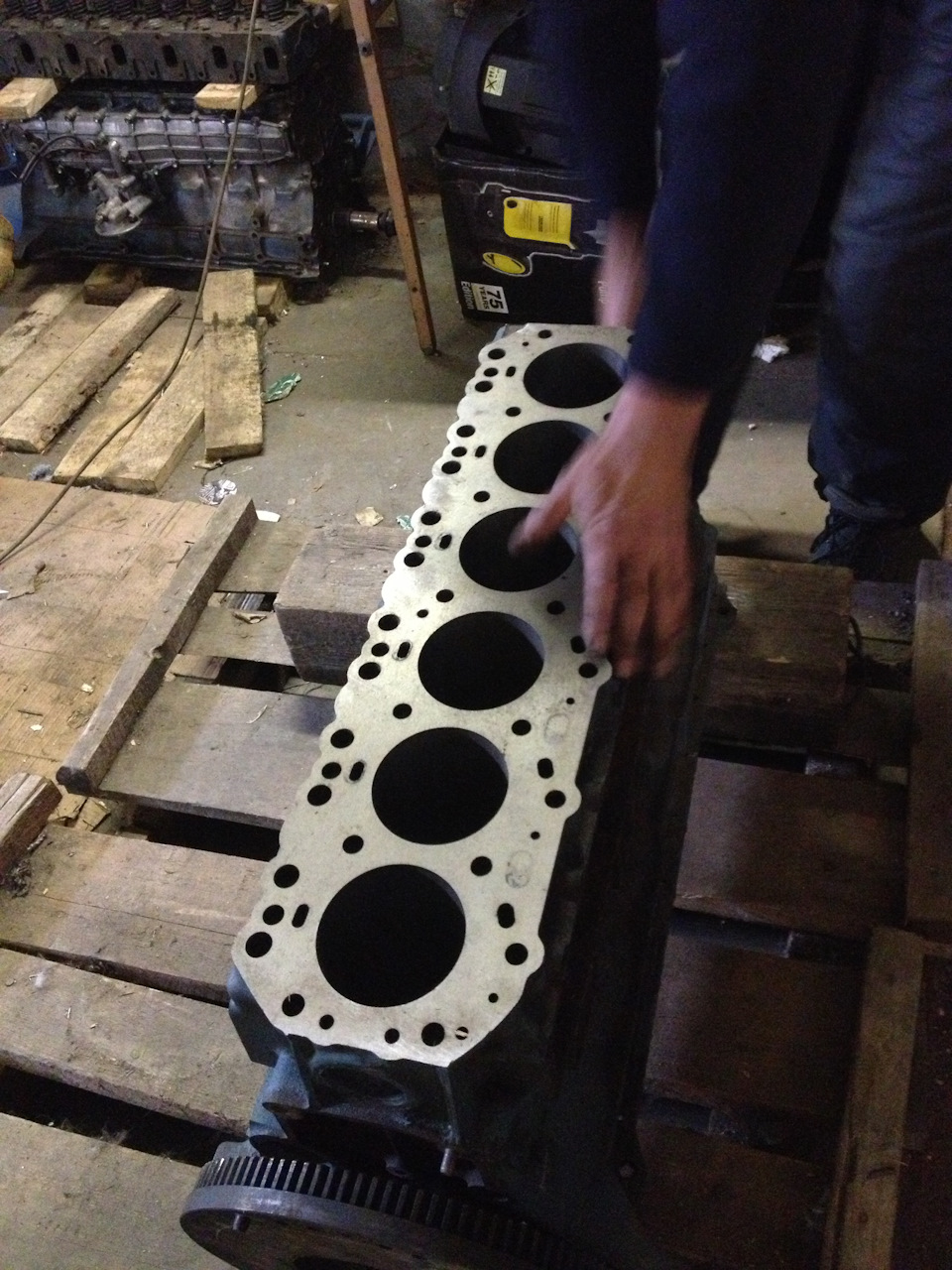 Следующий этап сбора двигателя 12 НТ.Установка поршней, подготовка ...