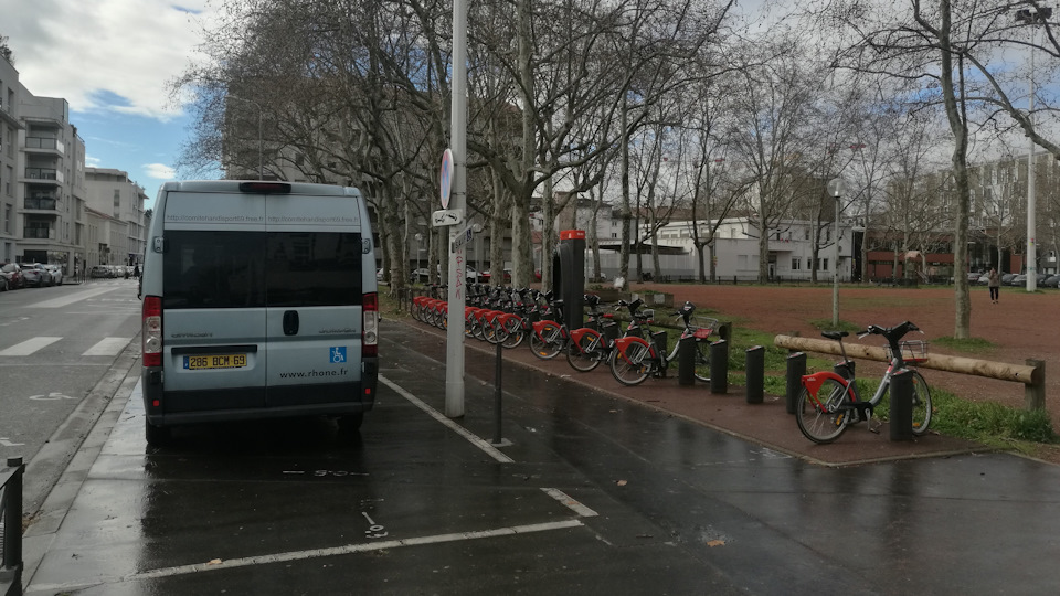 Сдал ключ и «серую карту» (свидетельство о регистрации) контролерам и поехал домой работать. У меня абонемент на городские велики, так что дорога заняла от силы пять минут. — Audi A4 (B9)