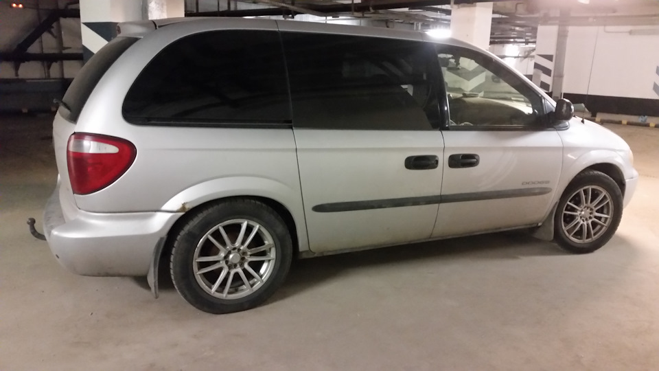 Лежит на отбойниках — Dodge Caravan IV