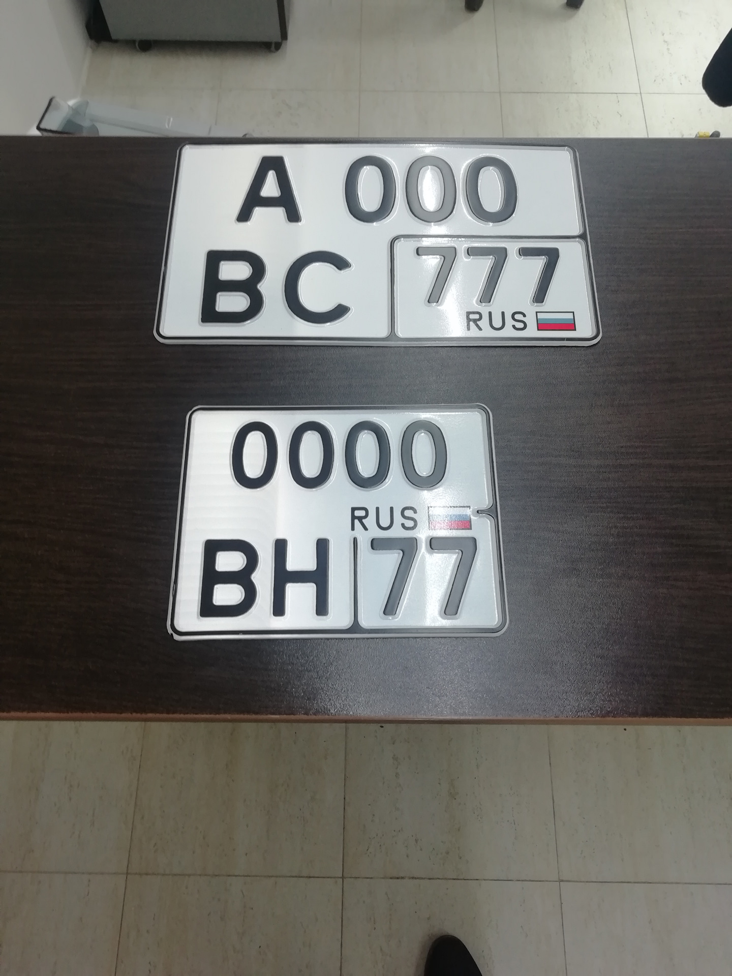 Квадратные автомобильные номера. Можно ли на перед квадратный номер. Российские номера машин в европе. Можно ли на перед квадратный номер. Квадратный гос номер.