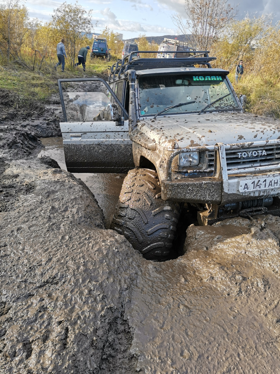 Торт внедорожник в грязи