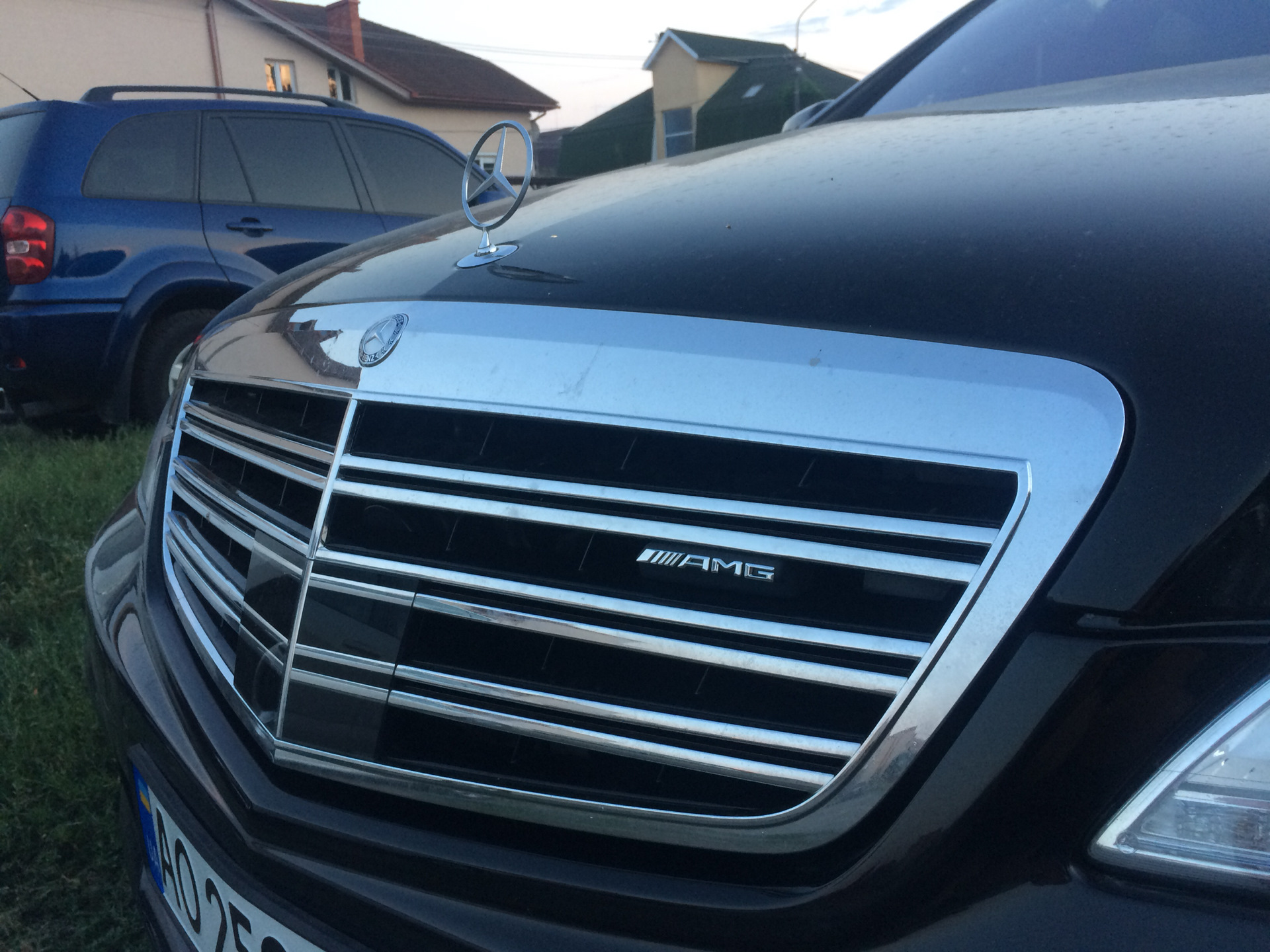 AMG шильдик в решетку — Mercedes-Benz S-Class (W221), 5,5 л, 2007 года ...