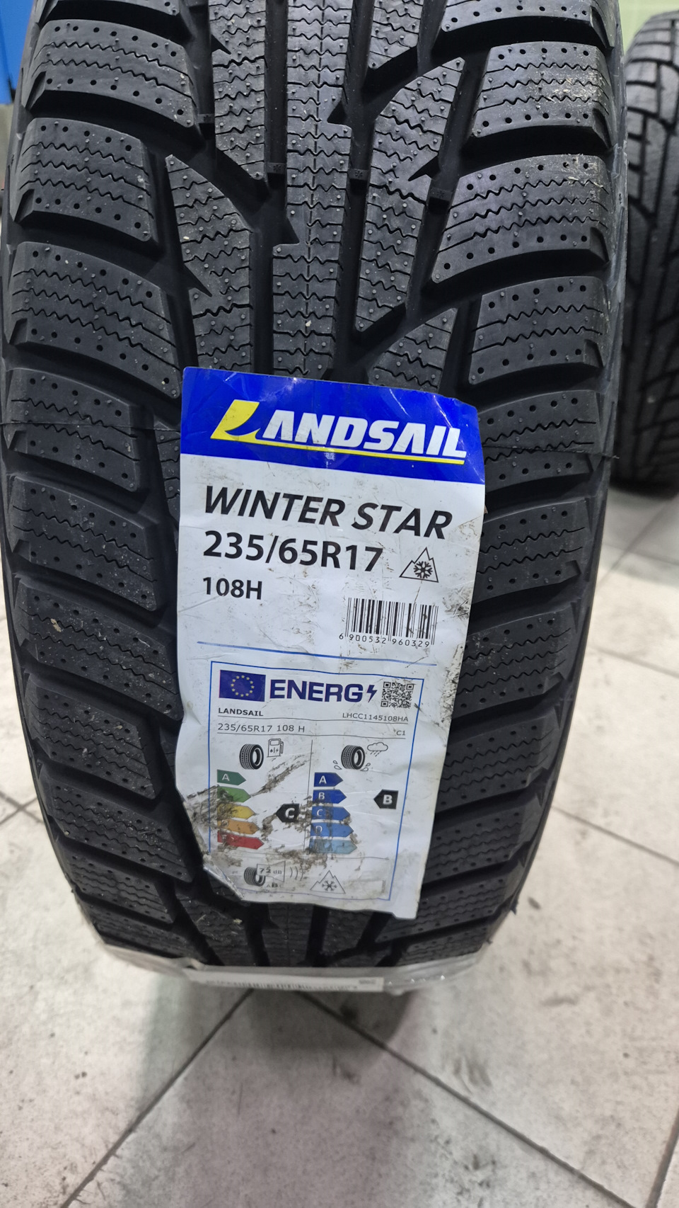 Фото в бортжурнале Volvo XC60 (1G). Запчасти на фото: 6900532, Landsail Winter Star 235/65R17