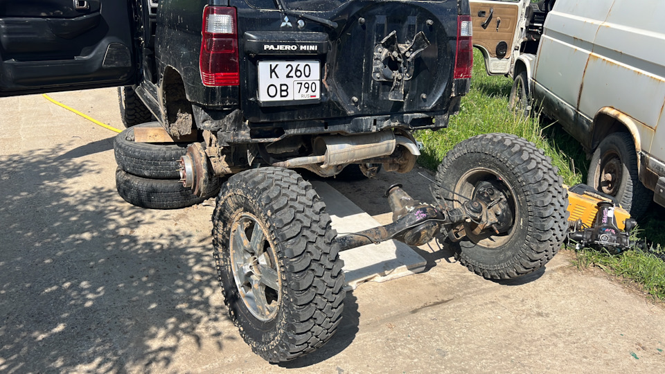 И ставим так чтобы потом вкатить его — Mitsubishi Pajero Mini (2G)