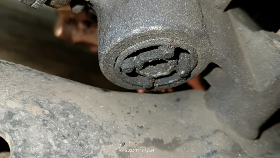 место в рейке куда вставляем шестигранник — Dacia Logan (1G)