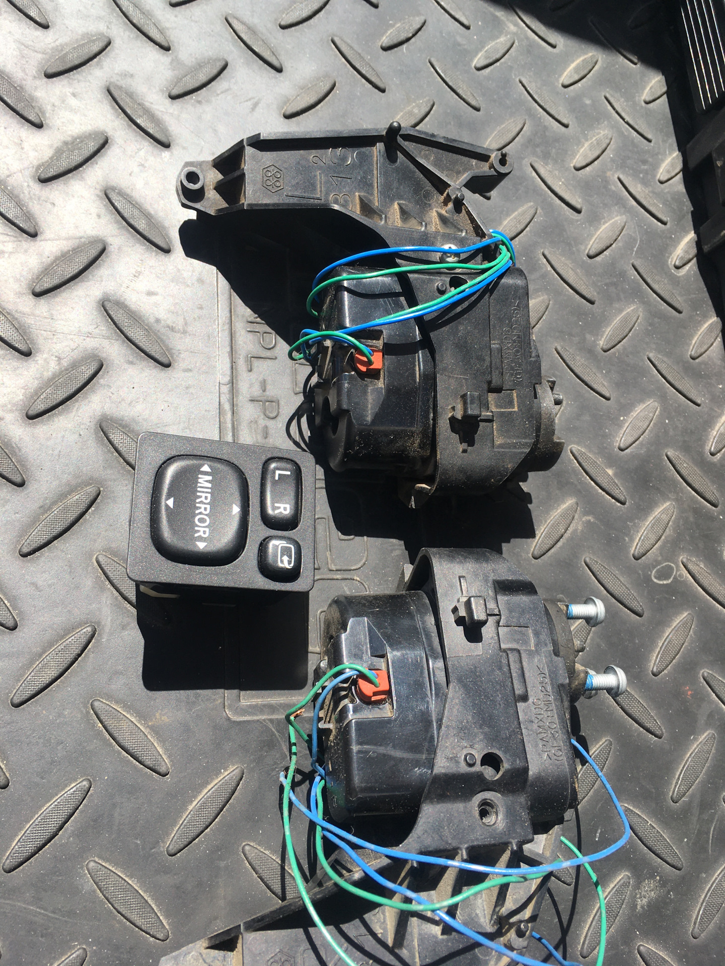 Обогрев зеркал, попутно камеру и повторители - Toyota Prius Alpha, 1,8 л, 2015 г