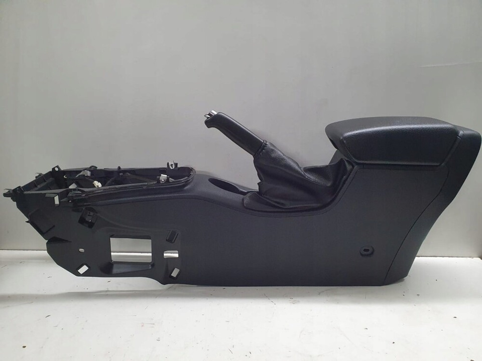 Куплю подлокотник под механический ручник Opel Astra J — DRIVE2