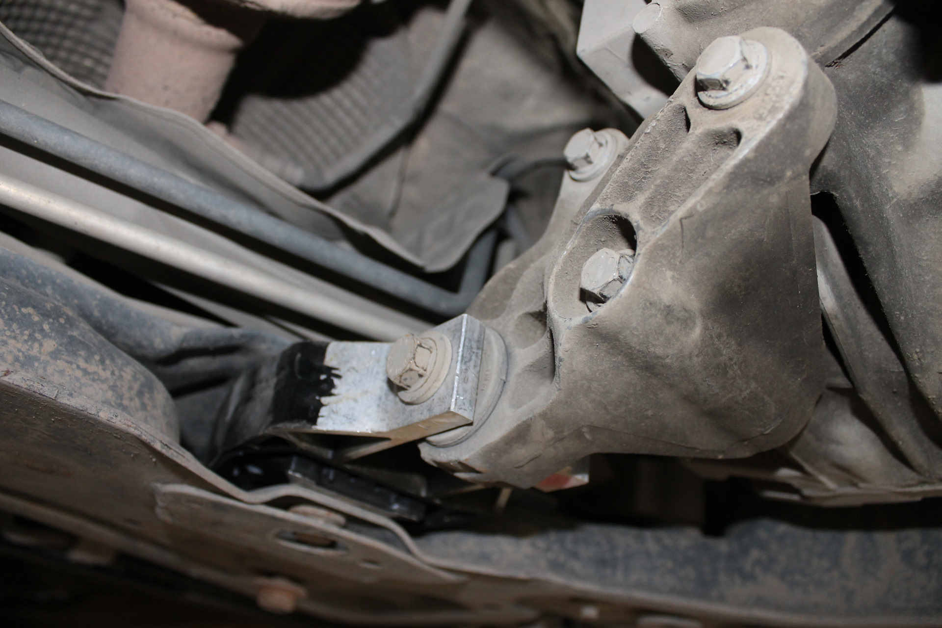 Замена задней опоры фокус 2. Опора подушки двигателя задней форд фокус 2. Замена задней опоры фокус 2. Нижняя опора кпп форд фокус 2. Замена задней опоры фокус 2.