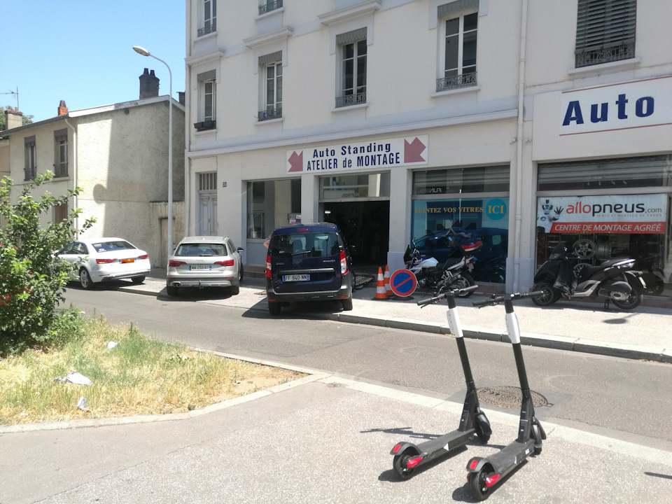 Механику пришлось довольно долго рокировать машины клиентов, чтобы наконец начать работу. Неожиданно в это же время там обслуживалась Audi A4 Allroad Quattro. Для Франции это просто космический аппарат. — Audi A4 (B9)