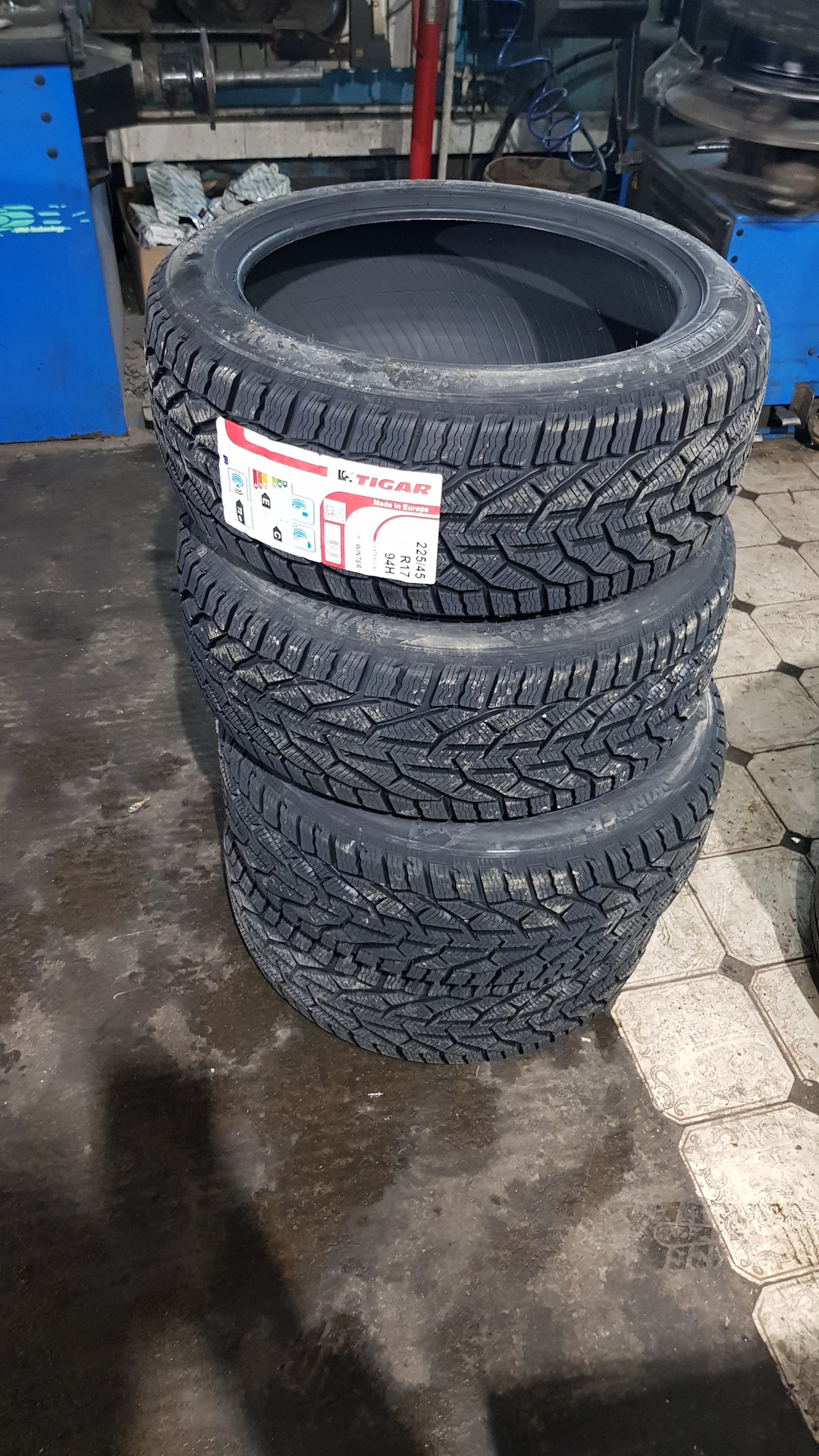 Tigar winter r17. 225/45/17 Tigar Winter. Tigar Ice 225 45 17. Винтер драйв 2 Кордиант 225 45 17. Tigar 225/45 r17 зимние.