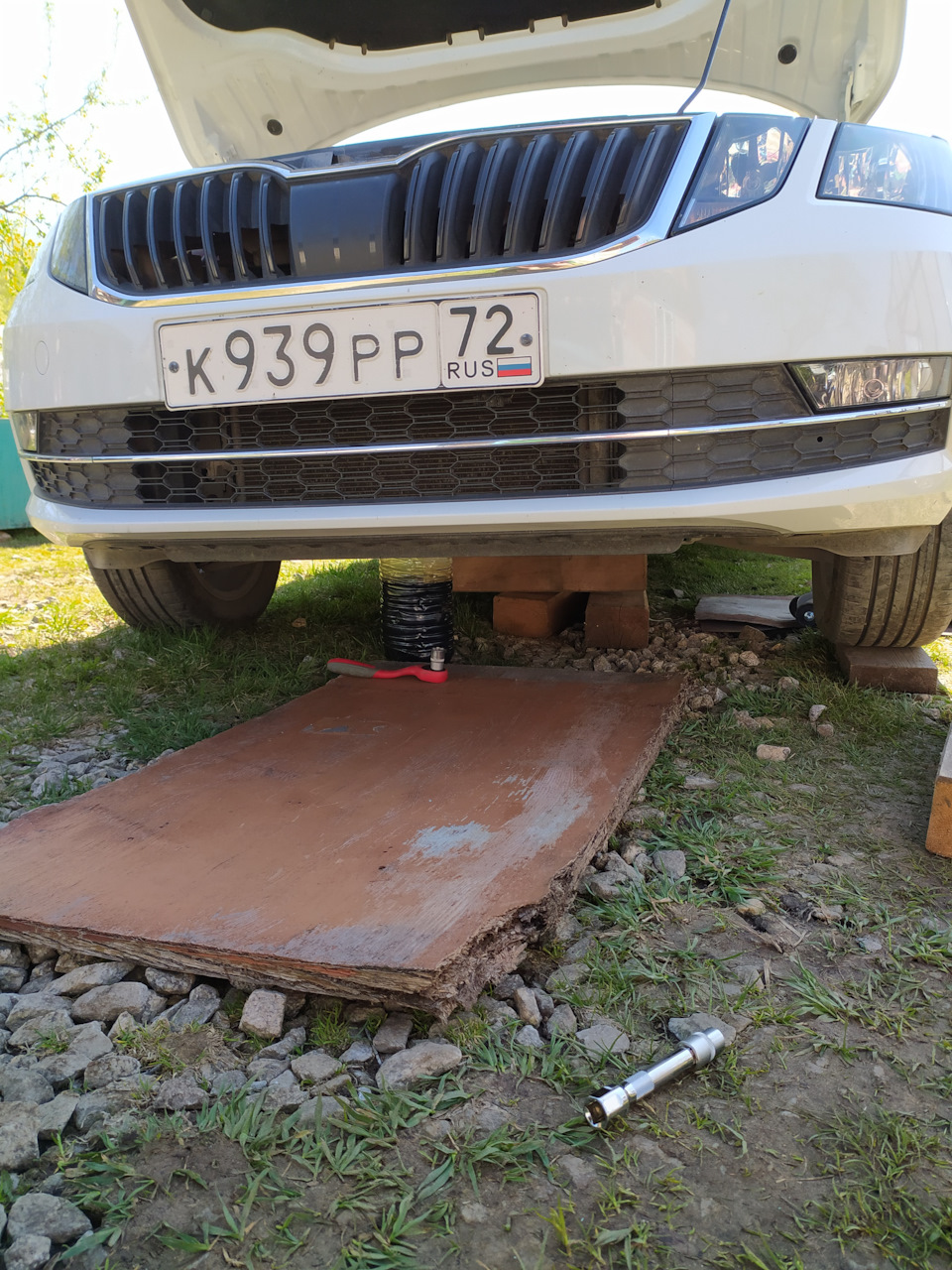 Сливаю масло, параллельно пошел мыть защиту штатную, которую поленился снять и, в итоге, облил маслом из-под фильтра слесарь из Масломарта во время промежуточной замены масла… — Skoda Octavia A7 Mk3