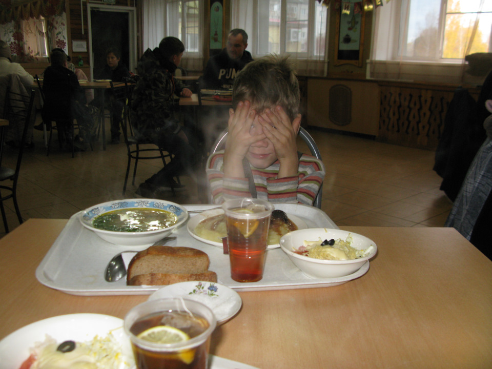 Вот так вкусно там кормили. А Ваня стесняется. Но обед осилил почти весь. Мужик растет… — Москвич Князь Владимир