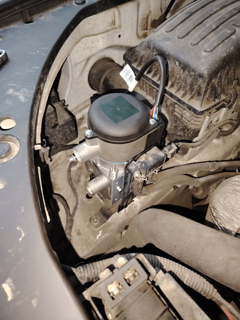 2 часа ушло на то что бы его сюда поставит, мерил в начале родной кранштей к нему который идет, гнул ну ни как он не влазит все упирается куда-то, том отрезал уши от него и привари к штатному креплению датчика давления в DPF — Great Wall Poer