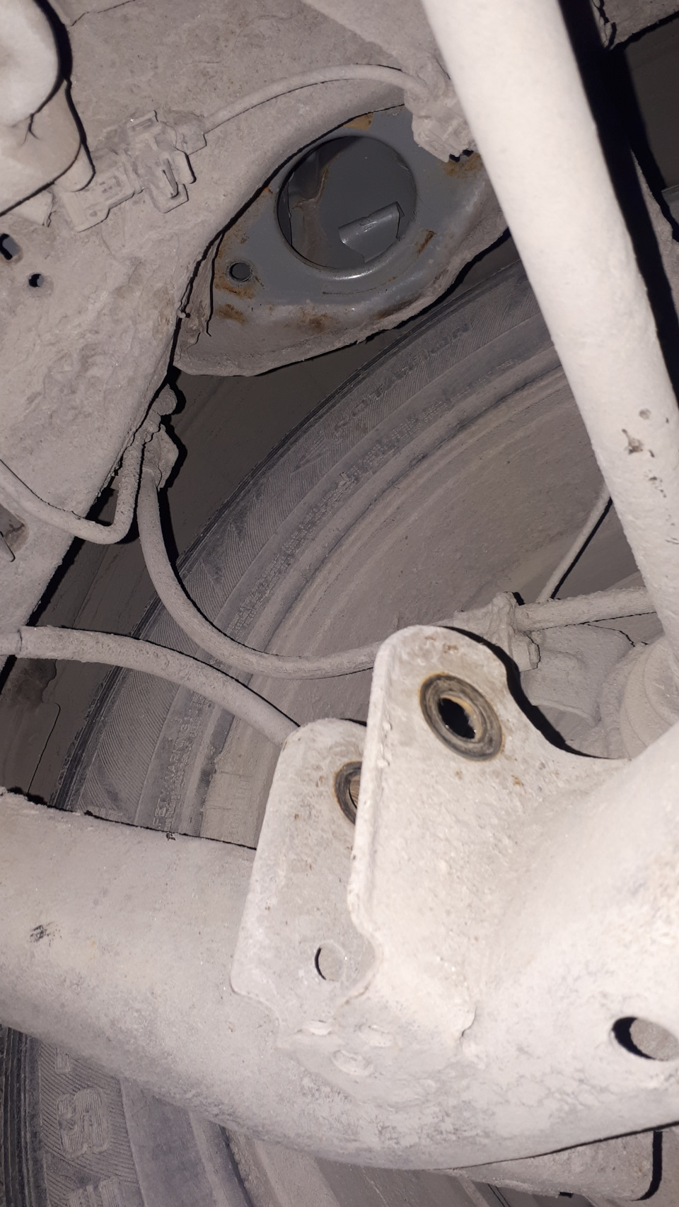 13. Tył: zdejmij koło, podeprzyj wahacz/zwrotnicę, aby kontrolować ugięcie sprężyny. — Honda CR‑V III (RE)