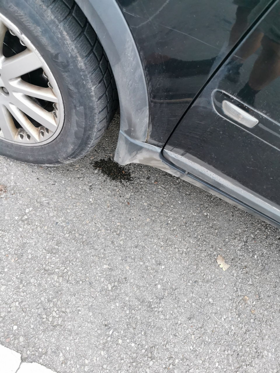 С завода вода из люка течёт через стойку кузова на землю, слава Богу не в порог — Volvo XC90 (1G)