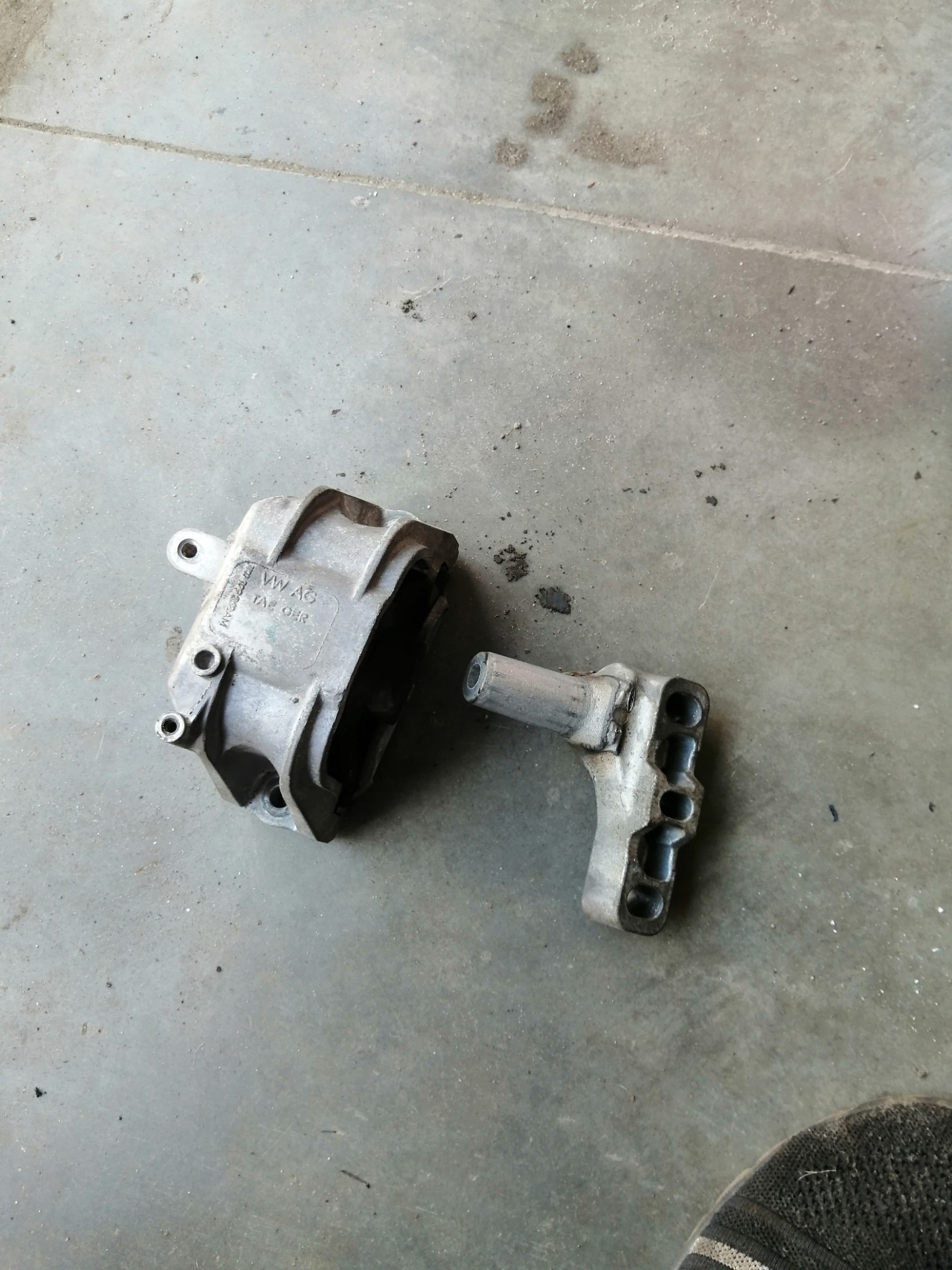 Замена правой опоры двигателя. — Skoda Superb Mk2, 1,8 л, 2014 года ...