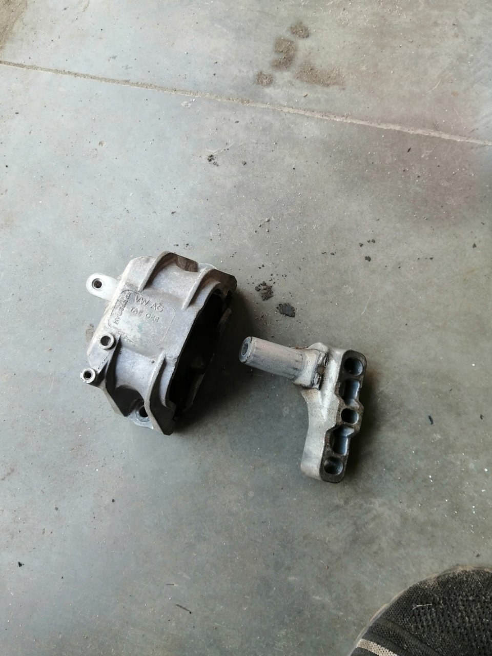 Замена правой опоры двигателя. — Skoda Superb Mk2, 1,8 л, 2014 года ...