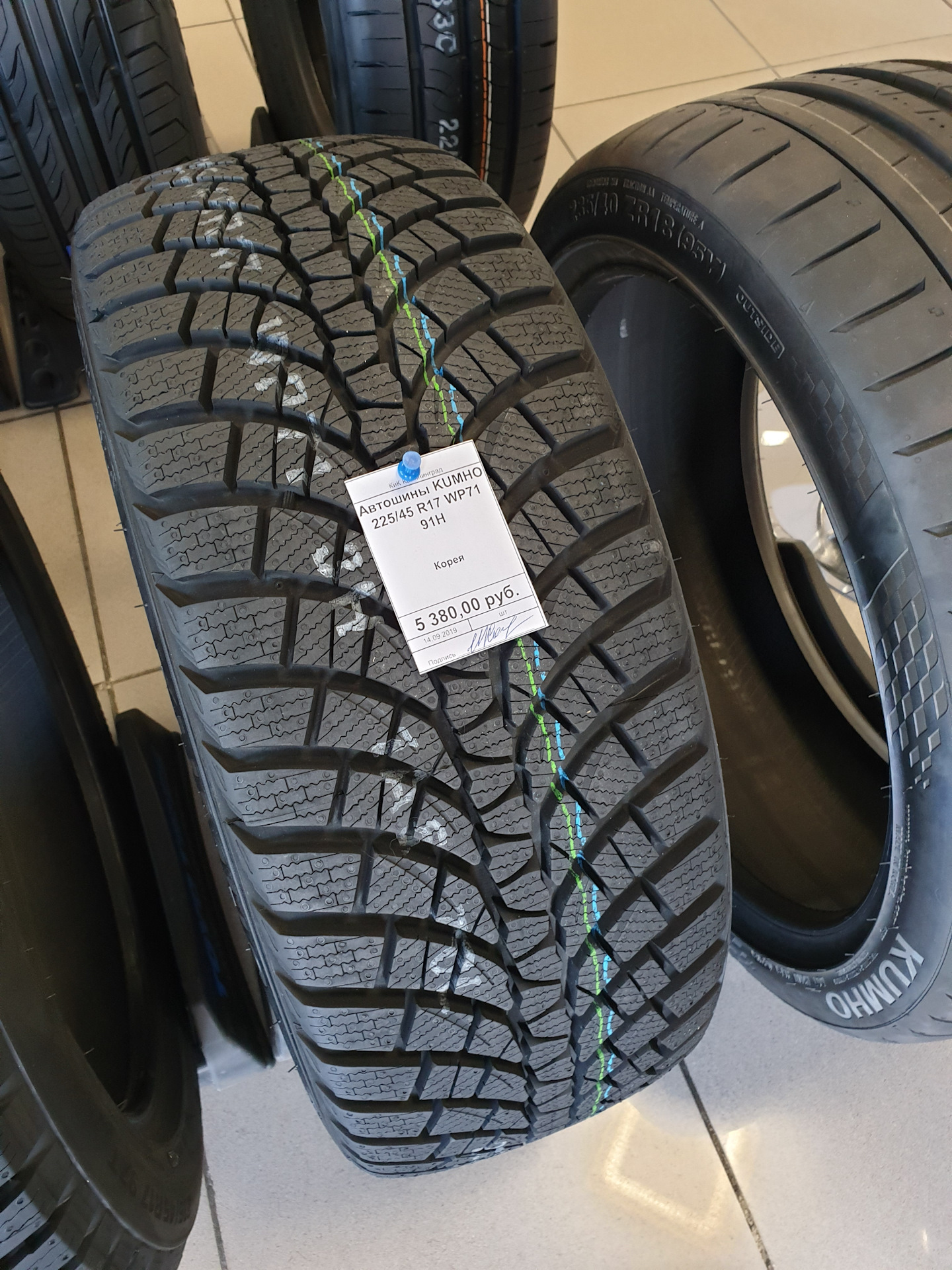 Wintercraft шины. Kumho WINTERCRAFT wp71. Kumho WINTERCRAFT wp71 245/45 r18. Kumho WINTERCRAFT wp71 XL. Kumho WINTERCRAFT wp71 245/40 r19.