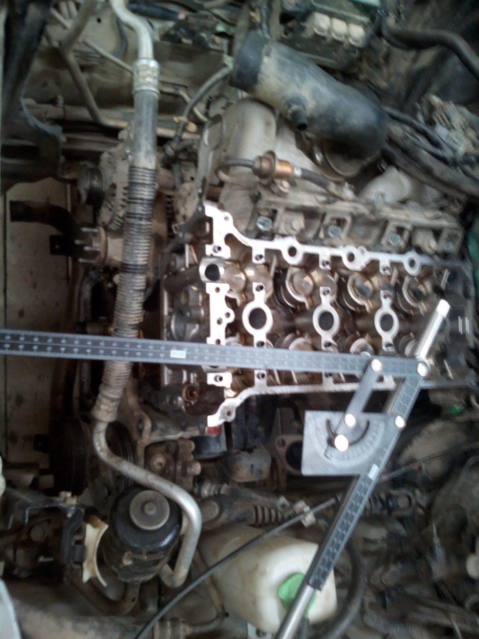 Замеряю угол, примечаю ориентир и тяну, в данном случае, до левой направляющей 1ого бугеля выпускного распредвала. — Suzuki Jimny (1G)