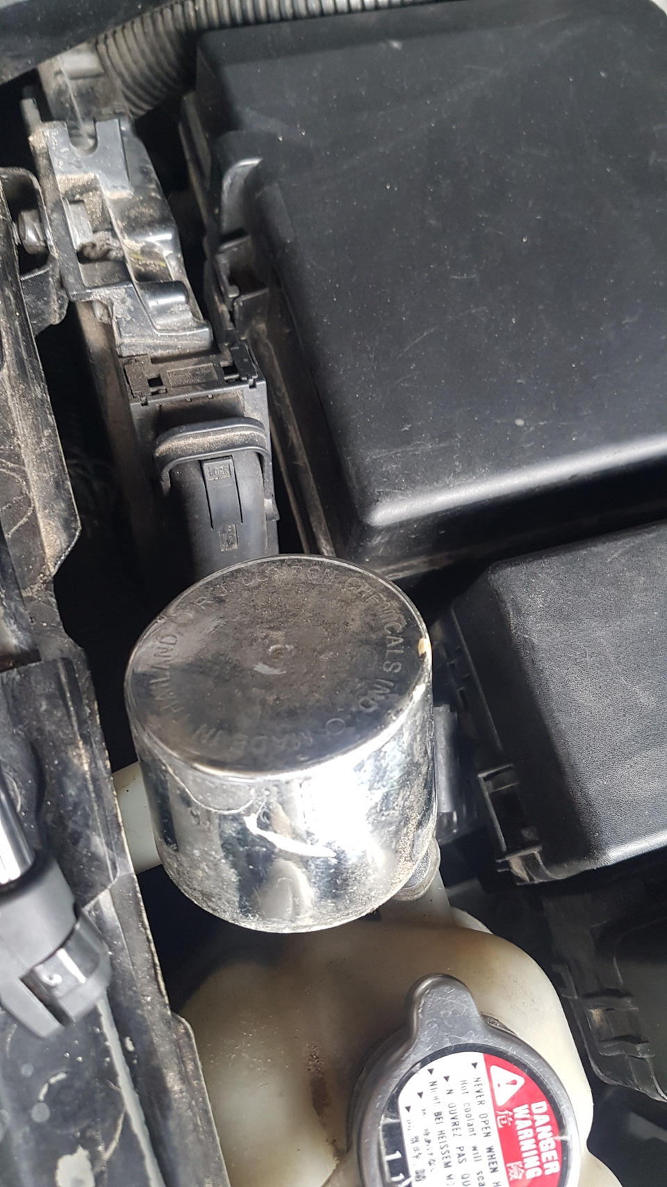 Крышка бачка стеклоомывателя — Nissan Navara (2G), 2,5 л, 2007 года ...