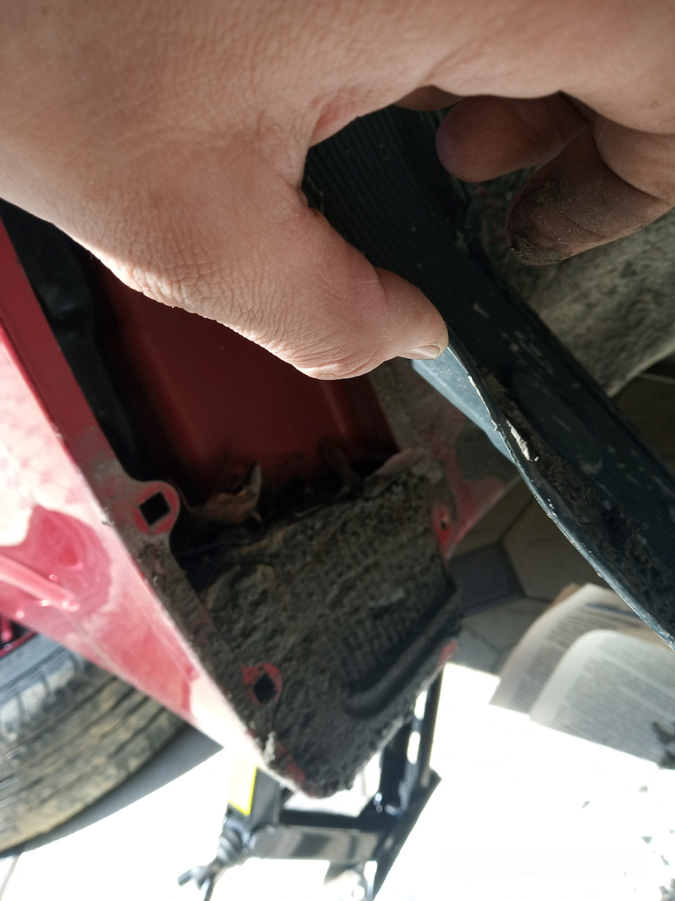 Камни под струей воды. Помыть над проточной водой. Ee830. Чистка под. Чистка под.