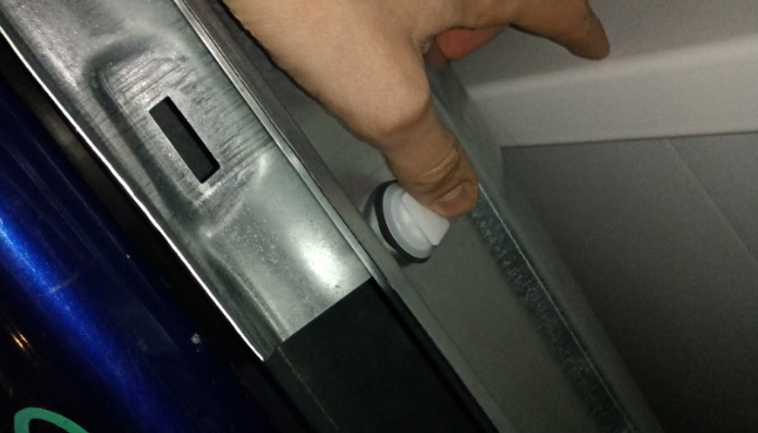 В белая клипса G22C51SJ3 MAZDA идеально подходит как чёрная родная. — Mazda 6 (1G) GG. Запчасти на фото: G22C51SJ3