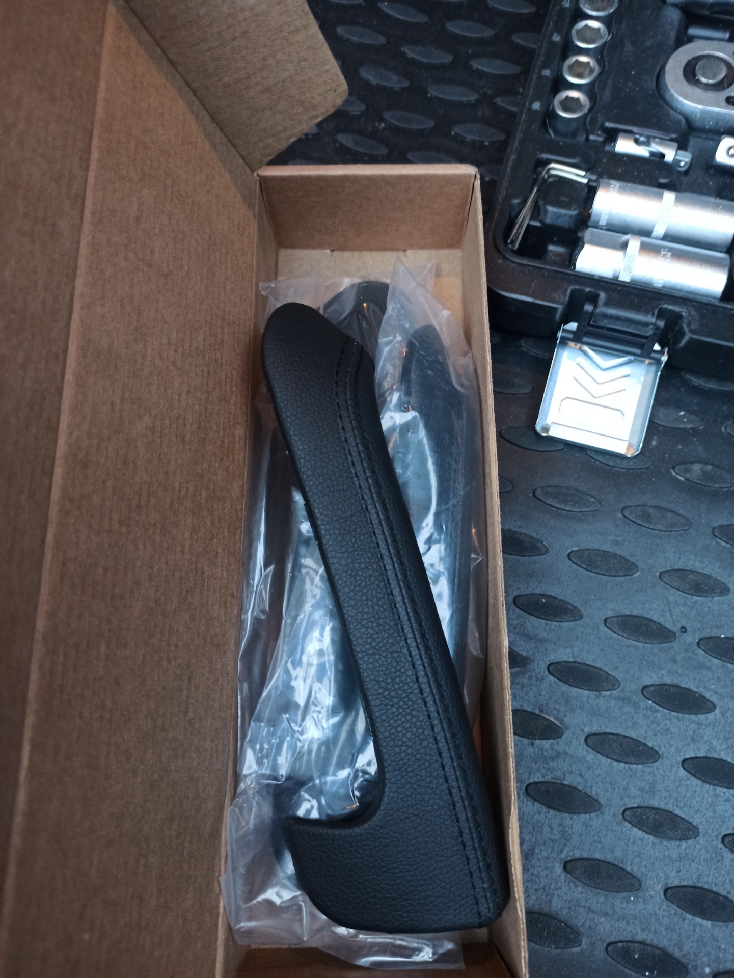 Замена накладок на дверные ручки — Lada Гранта (2G) FL, 1,6 л, 2022 ...