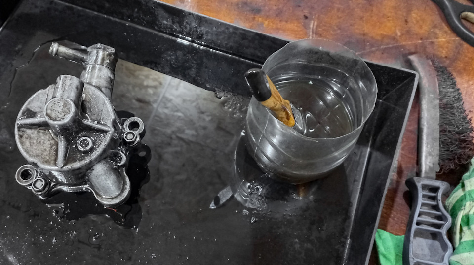 Прежде чем приступить к разборке, я очистил поверхности при помощи кисточки и солярки. — Mitsubishi Pajero (1G)