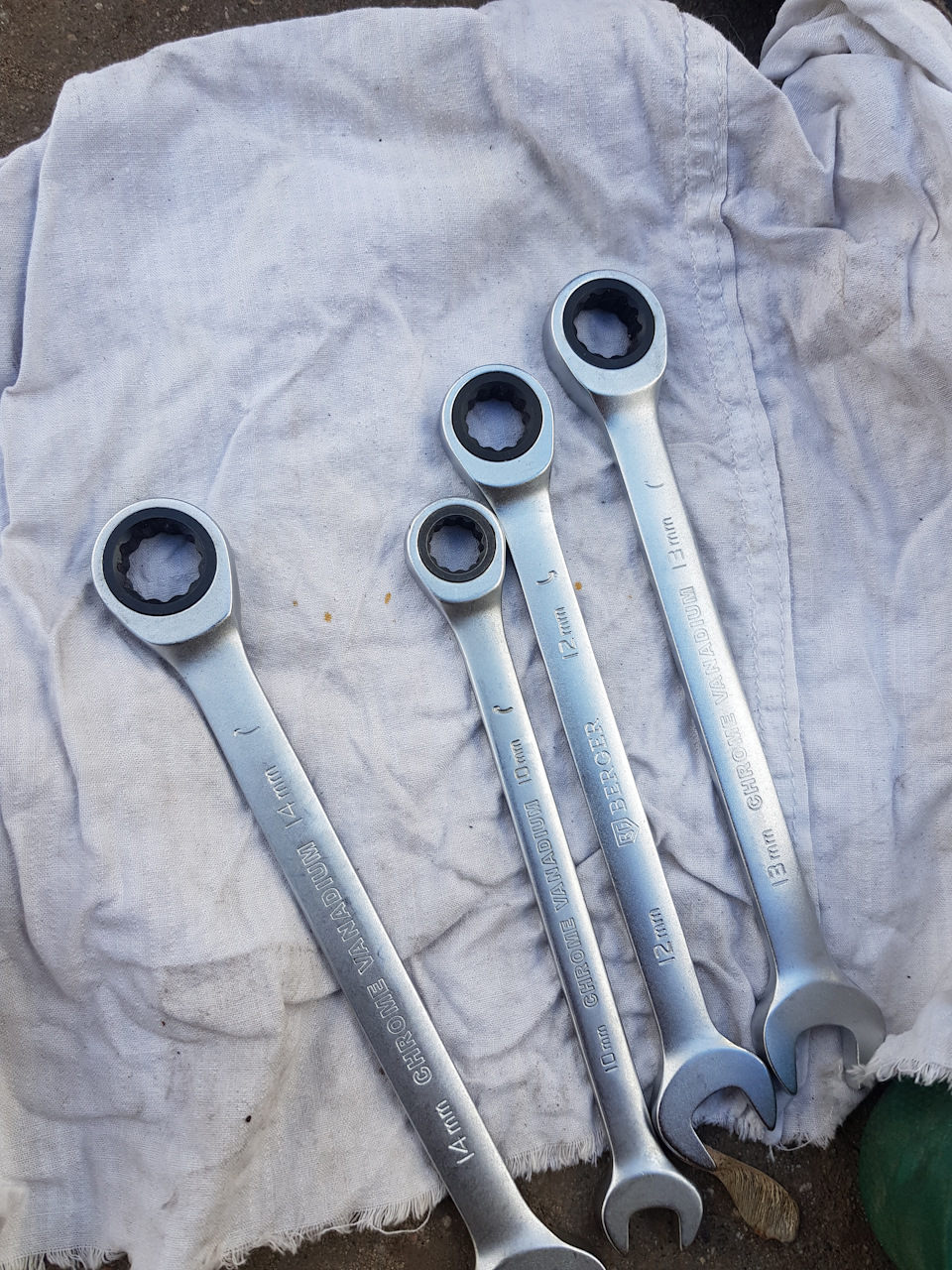 Очень советую купить такие комбинированные трещоточные ключи. Там 2 болта на колоколе на 14. Без них крутить не удобно т.к. болты очень длинные, а обычной трещеткой сверху не подлезть (но можно попробывать, может вам повезет) — KIA Sorento (1G)