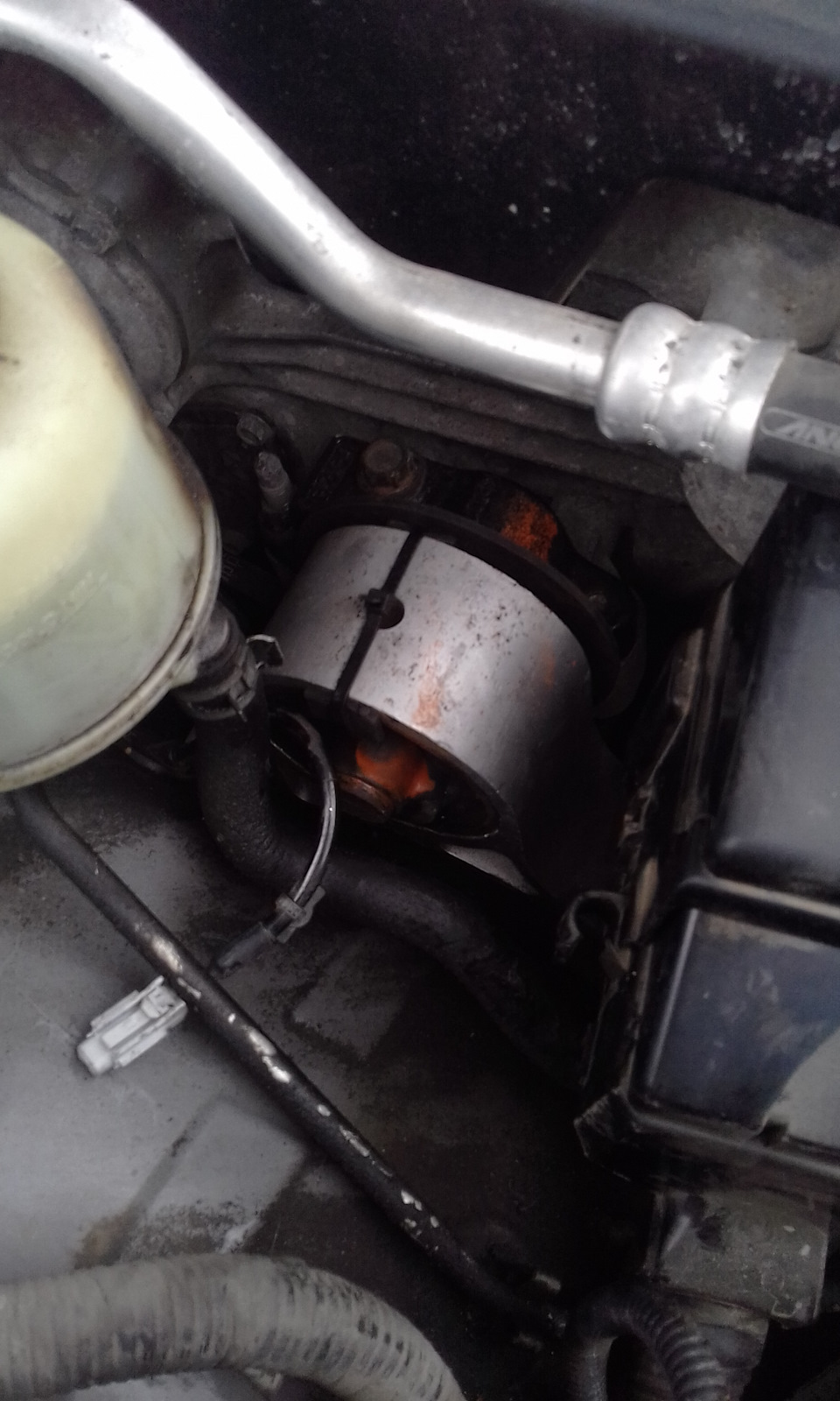 Поменял правую подушку двигателя. — Nissan Teana (J31), 2,3 л, 2007 ...