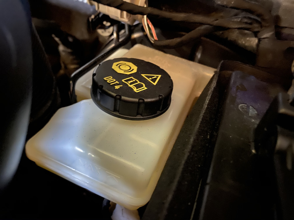 Долив тормозной жидкости — Skoda Kodiaq, 2 л, 2018 года | расходники ...