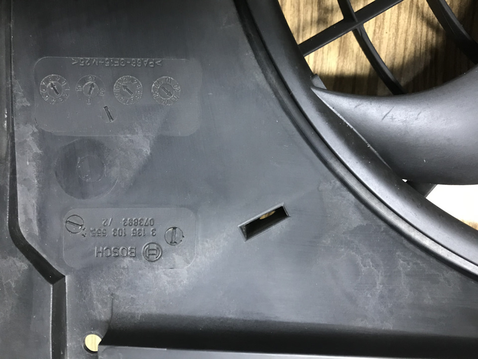 Вентилятор BMW 17117561757 — BMW 3 series (E46). Запчасти на фото: 17117561757, 3135103