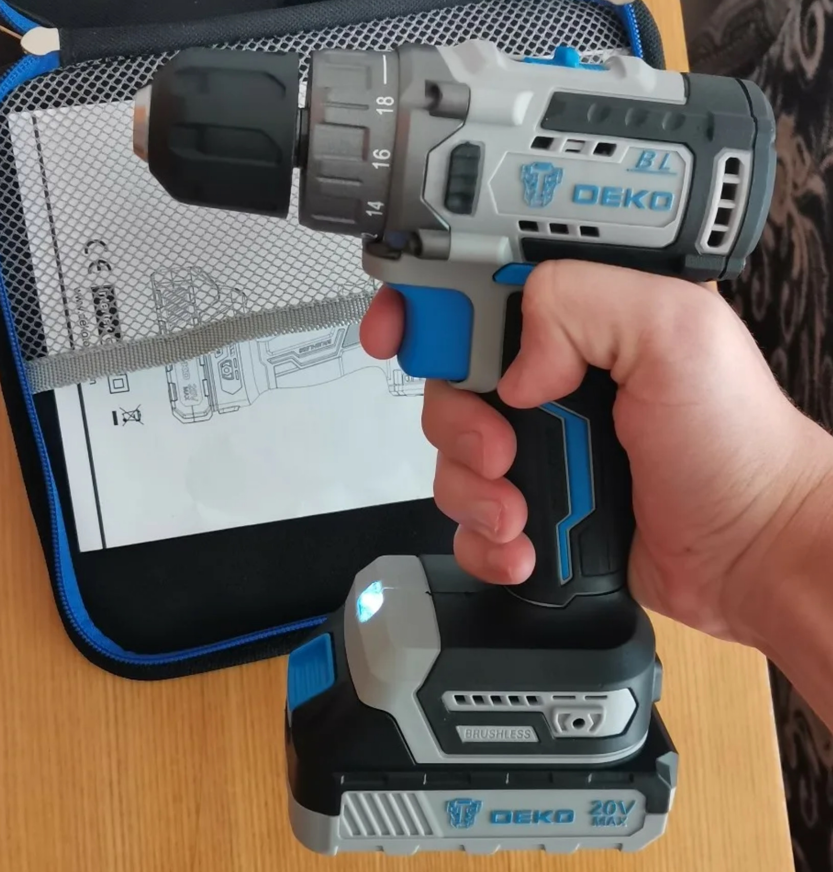 Аккумуляторный шуруповерт deko sharker. Шуруповёрт deko 20v. аккумуляторный инструмент deko 20v. дрель-шуруповерт deko sharker 20v 1*2.0ah, 20 в, 42 нм. deko 20v шуруповерт серый.
