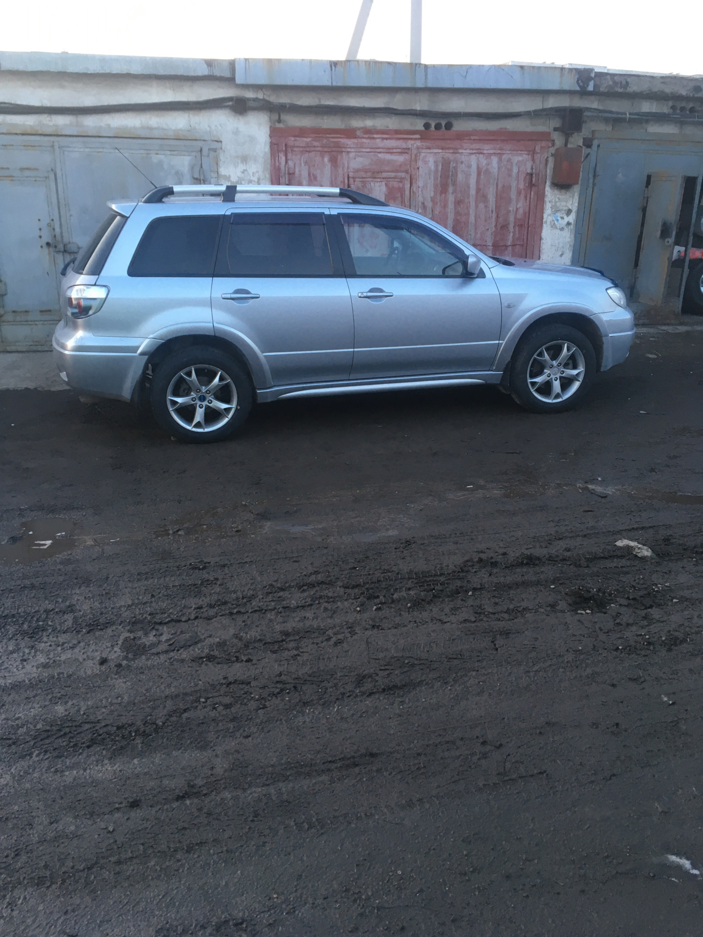 Переобул на лето — Mitsubishi Outlander, 2,4 л, 2006 года | своими ...