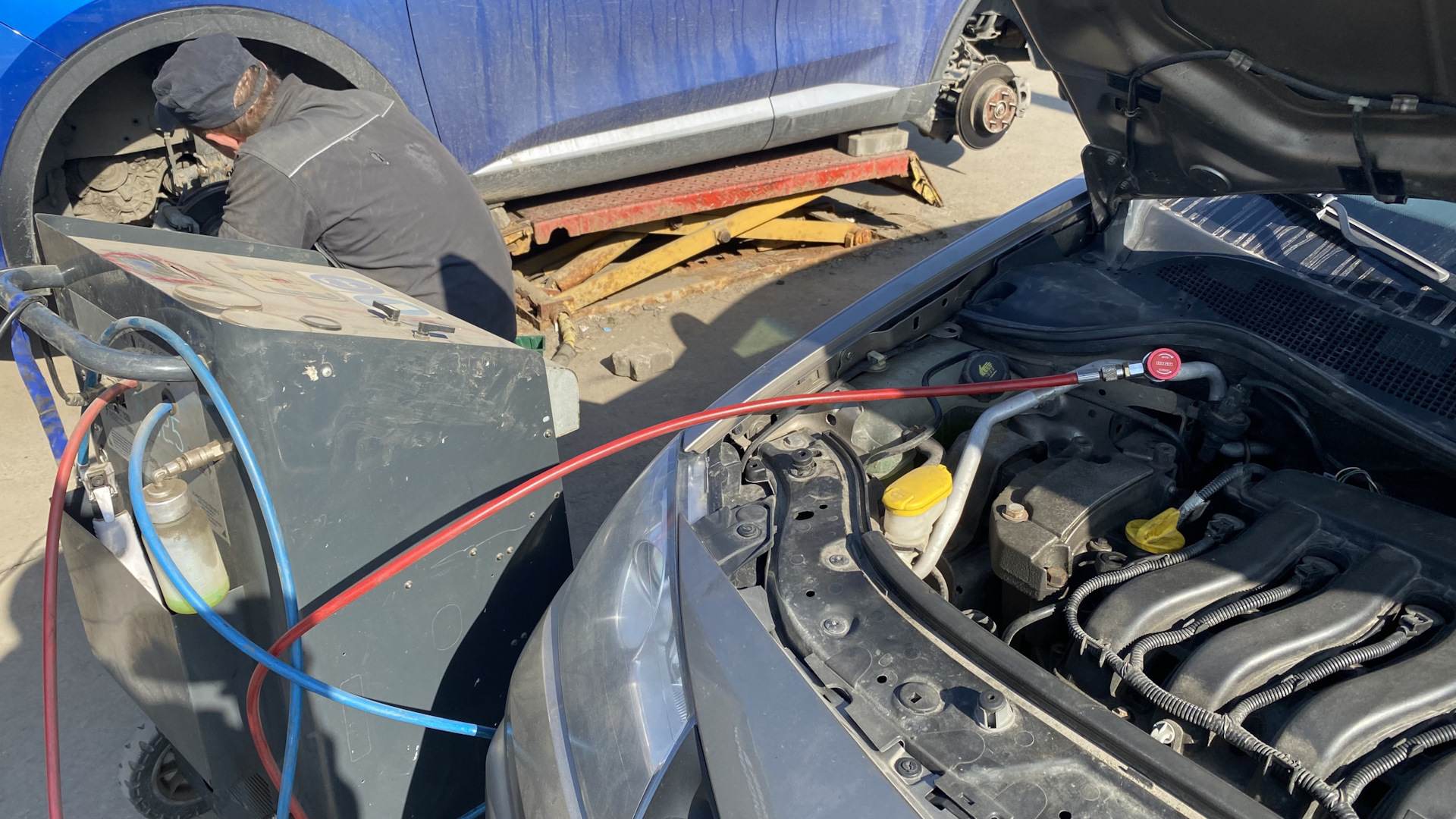 Рено лагуна 2 заправочные порты кондиционера. Рено меган 2 штуцеры кондиционера. Рено сценик 2 штуцеры кондиционера. Заправил рено меган 2. Кондиционер рено меган 2.