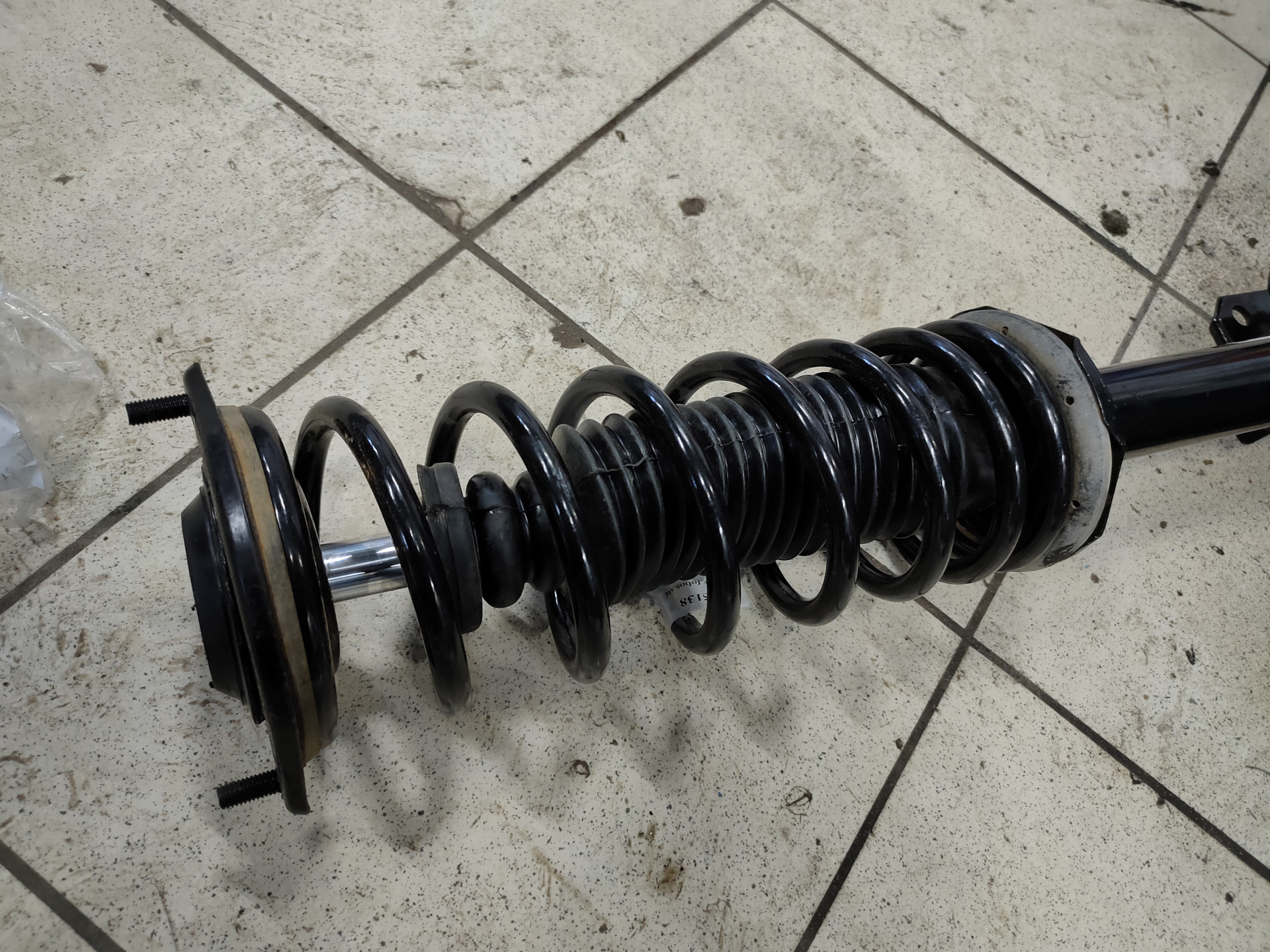 Задние амортизаторы лифан бриз 1. Задние стойки лифан. Задняя стойка тойота королла 120. Передние стойки лифан солано 620. Задние стойки лифан.